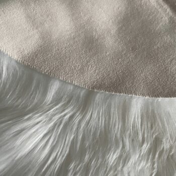 Umelá kožušina pod vianočný stromček Ebono s rozmermi 100x100 cm v elegantnej bielej farbe je ideálnym doplnkom pre váš interiér počas sviatočného obdobia. Táto moderná dekorácia od značky KONDELA prinesie do vášho domova pocit útulnosti a luxusu, pričom jej svetlá farba dokonale ladí…