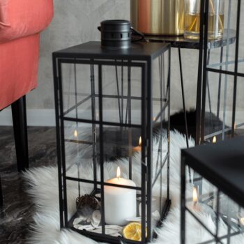 Objavte eleganciu a moderný dizajn s kovovým lampášom Elijar Typ 2, ktorý sa stane štýlovým doplnkom vášho interiéru. Tento lampáš v čiernej farbe je vyrobený z kvalitného kovu a skla, čo mu dodáva robustnosť a zároveň jemný vzhľad. S rozmermi 20 cm na šírku, 20 cm na hĺbku a výškou 44,5 cm je…