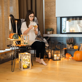 Predstavujeme vám kovový lampáš Elijar Typ 3 s výškou 56,5 cm v elegantnej čiernej farbe. Tento moderný a štýlový doplnok je ideálny pre interiérové použitie, kde dodá vášmu priestoru jedinečný vzhľad a atmosféru.