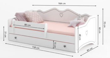 Doprajte Vašim ratolestiam to najlepšie, čo im môžete dať v podobe detskej postele s matracom a úložným priestorom ELIN 80x160 cm v nádhernej kombinácii bielej s jemným sivým vzorom srdiečok. Farba použitá na náter je ekologická a odolná voči ošúchaniu. Súčasťou postele je praktický úložný priestor…