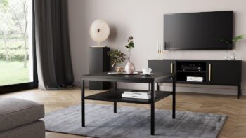 Moderná obývacia zostava ELJEN vo farebnom prevedení čierny mat poteší všetkých milovníkov industriálneho štýlu.Tento nábytok je spojením kvalitného MDF materiálu a 20 cm vysokých kovových nôh, ktoré mu dodávajú nielen stabilitu, ale aj moderný ráz. Zlaté úchyty vytvárajú na čiernom matnom povrchu veľmi príjemný kontrast. Nábytok disponuje funkciou tichého dovierania.Zostava obsahuje:vitrína:  (ŠxVxH): 120 x 150 x 40 cmkomoda:  (ŠxVxH): 120 x 80 x 40 cmpolica:  (ŠxVxH): 120 x 20 x 25 cmkonferenčný stolík:  (ŠxVxH): 60 x 40 x 60 cmTV stolík: (ŠxVxH): 120 x 50 x 40 cmV našej ponuke nájdete ďalšie prvky z kolekcie ELJEN, vďaka ktorej si zariadite Vašu obývačku, či pracovňu moderne a štýlovo.Dodávame v demonte.