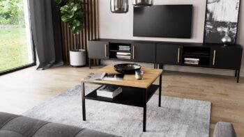 Moderná obývacia zostava ELJEN vo farebnom prevedení čierny mat, dub artisan poteší všetkých milovníkov industriálneho štýlu. Tento nábytok je spojením kvalitného MDF materiálu a 20 cm vysokých kovových nôh, ktoré mu dodávajú nielen stabilitu, ale aj moderný ráz.Zásuvky sa otvárajú moderným bezúchytovým systémom push to open. Nábytok disponuje funkciou tichého dovierania.Zostava obsahuje:vitrína: (ŠxVxH): 120 x 150 x 40 cmkomoda: (ŠxVxH): 180 x 80 x 40 cmpolica:  (ŠxVxH): 120 x 20 x 25 cmkonferenčný stolík:  (ŠxVxH): 60 x 40 x 60 cmTV stolík: (ŠxVxH): 120 x 50 x 40 cmV našej ponuke nájdete ďalšie prvky z kolekcie ELJEN, vďaka ktorej si zariadite Vašu obývačku, či pracovňu moderne a štýlovo.Dodávame v demonte.