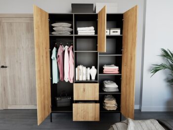 Veľká šatníková skriňa z kolekcie ELJEN v sebe spája skvelý dizajn, praktickosť, funkčnosť a dostatok úložného priestoru. Vďaka šatníkovej tyči, policiam a dvom zásuvkám získate bohatý priestor pre Vaše veci, v strede skrini sa nachádza odkladacia polica, ktorú môžete využiť na dekorácie.20 cm vysoké čierne kovové nohy zabezpečujú stabilitu, skriňa je vyrobená z kvalitného MDF materiálu. Rozmery (ŠxVxH): 135 x 200 x 60 cm. V našej ponuke nájdete ďalšie prvky z kolekcie ELJEN, vďaka ktorej si zariadite Vašu obývačku, či pracovňu moderne a štýlovo.Dodávame v demonte.