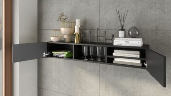 Štýlová polica z kolekcie ELJEN výborne doplní zariadenie Vašej obývačky, svoje uplatnenie však nájde aj v kancelárii, či pracovni. Pomôže Vám efektívne zorganizovať priestor a pritom mu dodá očarujúci štýl. Je vyrobená z kvalitného MDF materiálu, dvierka sa otvárajú moderným systémom push to open.Na výber dve farebné prevedenia.Rozmery (ŠxVxH): 120 x 20 x 25 cm.V našej ponuke nájdete ďalšie prvky z kolekcie ELJEN, vďaka ktorej si zariadite Vašu obývačku, či pracovňu moderne a štýlovo.Dodávame v demonte. 