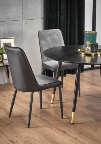 Elegantný, vzdušný okrúhly jedálenský stôl EMBOS s čistým a jednoduchým dizajnom je vhodné umiestniť do každého, či už moderného alebo klasického interiéru. Vyrobený je z lakovanej MDF, ktorá tvorí vrchnú dosku stola v univerzálnej čiernej farbe. Stabilita stola je zabezpečená pevnými nohami…
