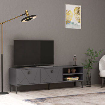 TV stolík EMERALD - moderné a praktické riešenie pre vašu obývaciu izbuTV stolík EMERALD predstavuje elegantnú kombináciu dizajnu a funkčnosti, ktorá sa skvele hodí do každej obývačky. Jeho minimalistický vzhľad a praktické usporiadanie poskytujú dostatok priestoru pre vaše multimediálne zariadenia a ďalšie doplnky.Vyrobený z kvalitného LTD materiálu s hrúbkou 18 mm, TV stolík EMERALD je zárukou dlhej životnosti a stability. Stolík je vybavený skrinkou s dvoma dvierkami a praktickým regálkom na uschovanie ďalších potrebností. Plastové úchytky zaisťujú jednoduchú manipuláciu a dotvárajú moderný vzhľad stolíka.Hlavné vlastnosti produktu:Typ tovaru: TV stolíkVhodné do miestnosti: obývacia izbaMateriál: LTDRozmery: 45 x 150 x 29.6 cmFarba: antracitVybavenie: skrinka a regálPočet dvierok: 2Úchytky: plastDodatočné informácie: Dodávame v demonte, plastové nožičkyTV stolík EMERALD je dodávaný v demontovanom stave, čo uľahčuje jeho prepravu a následnú montáž. Plastové nožičky zaistia stabilitu a ochranu vašej podlahy.