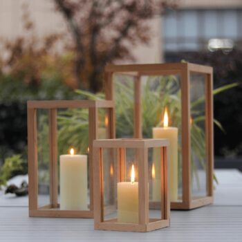 Drevený lampáš Emet Typ 3 s výškou 41 cm je elegantným doplnkom, ktorý prinesie do vášho interiéru nádych prírodnej krásy a moderného dizajnu. Vyrobený z masívneho dubu a skla, tento lampáš kombinuje tradičné materiály s moderným vzhľadom, čím vytvára jedinečný estetický zážitok.