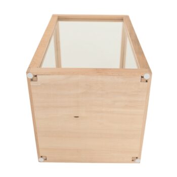 Drevený lampáš Emet Typ 3 s výškou 41 cm je elegantným doplnkom, ktorý prinesie do vášho interiéru nádych prírodnej krásy a moderného dizajnu. Vyrobený z masívneho dubu a skla, tento lampáš kombinuje tradičné materiály s moderným vzhľadom, čím vytvára jedinečný estetický zážitok.