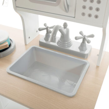 Detská kuchynka Emiel v bielej a prírodnej farbe je ideálnym doplnkom pre každé dieťa vo veku od 6 do 12 rokov, ktoré sa rado hrá na kuchára. Táto moderná kuchynka je navrhnutá tak, aby podporovala kreativitu a rozvíjala zručnosti detí pri hre. Vďaka svojmu elegantnému dizajnu a svetlým farbám…