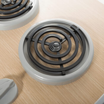 Detská kuchynka Emiel v bielej a prírodnej farbe je ideálnym doplnkom pre každé dieťa vo veku od 6 do 12 rokov, ktoré sa rado hrá na kuchára. Táto moderná kuchynka je navrhnutá tak, aby podporovala kreativitu a rozvíjala zručnosti detí pri hre. Vďaka svojmu elegantnému dizajnu a svetlým farbám…