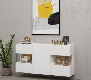 Na sektore EMMA Vás ako prvé zaujme jeho taliansky dizajn. Celý sektor je k dispozícií vo viacerých farbách aby ste si mohli zladiť Vašu obývačku podľa Vašich predstáv. Má bezúchytový systém otvárania skriniek a celokovové pánty. Univerzálnosť sektoru zaručuje možnosť zavesiť si komponenty na stenu, takže je len na Vás či si skrinky zavesíte na stenu alebo necháte postavené na zemi.Komoda EMMA 25 má troje vrátka z toho dvoje so sklom za ktorými sa nachádza praktický úložný priestor.Rozmer (ŠxVxH): 120 x 62 x 35 cmFarebné prevedenie : biela/ dub wotanNábytok je dodávaný v demonte.