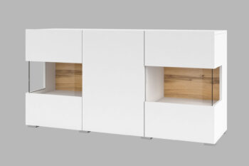 Na sektore EMMA Vás ako prvé zaujme jeho taliansky dizajn. Celý sektor je k dispozícií vo viacerých farbách aby ste si mohli zladiť Vašu obývačku podľa Vašich predstáv. Má bezúchytový systém otvárania skriniek a celokovové pánty. Univerzálnosť sektoru zaručuje možnosť zavesiť si komponenty na stenu, takže je len na Vás či si skrinky zavesíte na stenu alebo necháte postavené na zemi.Komoda EMMA 25 má troje vrátka z toho dvoje so sklom za ktorými sa nachádza praktický úložný priestor.Rozmer (ŠxVxH): 120 x 62 x 35 cmFarebné prevedenie : biela/ dub wotanNábytok je dodávaný v demonte.