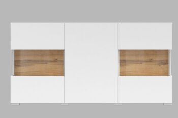 Na sektore EMMA Vás ako prvé zaujme jeho taliansky dizajn. Celý sektor je k dispozícií vo viacerých farbách aby ste si mohli zladiť Vašu obývačku podľa Vašich predstáv. Má bezúchytový systém otvárania skriniek a celokovové pánty. Univerzálnosť sektoru zaručuje možnosť zavesiť si komponenty na stenu, takže je len na Vás či si skrinky zavesíte na stenu alebo necháte postavené na zemi.Komoda EMMA 25 má troje vrátka z toho dvoje so sklom za ktorými sa nachádza praktický úložný priestor.Rozmer (ŠxVxH): 120 x 62 x 35 cmFarebné prevedenie : biela/ dub wotanNábytok je dodávaný v demonte.