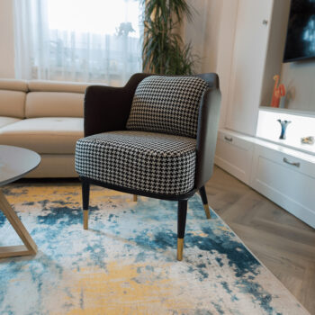 Dizajnové kreslo Emren je skvelou voľbou pre tých, ktorí hľadajú moderný a štýlový doplnok do svojho interiéru. Toto klasické kreslo vyniká svojím elegantným vzhľadom, ktorý kombinuje čiernobielu, hnedú a čiernu farbu. Je vyrobené z kvalitných materiálov ako ekokoža a látka, čo zaručuje jeho…