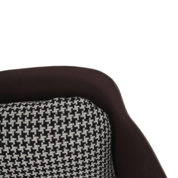 Dizajnové kreslo Emren je skvelou voľbou pre tých, ktorí hľadajú moderný a štýlový doplnok do svojho interiéru. Toto klasické kreslo vyniká svojím elegantným vzhľadom, ktorý kombinuje čiernobielu, hnedú a čiernu farbu. Je vyrobené z kvalitných materiálov ako ekokoža a látka, čo zaručuje jeho…