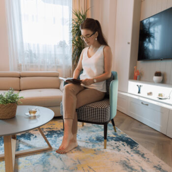 Predstavujeme vám dizajnové kreslo Emren, ktoré vyniká svojím moderným vzhľadom a jedinečnou farebnou kombináciou čiernobielej, neo mint a čiernej. Toto klasické kreslo je ideálnym doplnkom do každého interiéru, kde sa stane stredobodom pozornosti a dodá priestoru šmrnc.