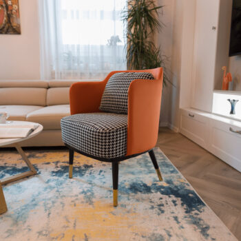 Predstavujeme vám dizajnové kreslo Emren, ktoré vyniká svojím moderným vzhľadom a jedinečnou farebnou kombináciou čiernobielej, oranžovej a čiernej. Toto klasické kreslo je ideálnym doplnkom do interiéru, kde sa stane stredobodom pozornosti a dodá priestoru šmrnc.
