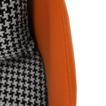 Predstavujeme vám dizajnové kreslo Emren, ktoré vyniká svojím moderným vzhľadom a jedinečnou farebnou kombináciou čiernobielej, oranžovej a čiernej. Toto klasické kreslo je ideálnym doplnkom do interiéru, kde sa stane stredobodom pozornosti a dodá priestoru šmrnc.