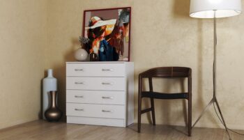 Zásuvková komoda ENIJA je charakteristická elegantným dizajnom a poteší aj veľmi priaznivou cenou. Disponuje štyrmi zásuvkami, vďaka svojim praktickým rozmerom sa zmestí aj do menších priestorov.V ponuke sú viaceré farebné prevedenia. Je vyrobená z kvalitnej LTD dosky, ktorá je jednoduchá na udržiavanie. Úchyty sú kovové.Rozmery (ŠxVxH): 80 x 80 x 42 cm.Dodávame v demonte.