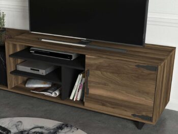 Predstavujeme ENTO, TV stolík, ktorý prináša do vašej obývačky eleganciu a moderný dizajn. Tento štýlový nábytok v kombinácii orecha a mramoru je navrhnutý tak, aby poskytoval praktické a estetické riešenie pre vaše multimediálne zariadenia a ďalšie potreby.Detailné špecifikácieTyp tovaru: TV stolíkMateriál: Kvalitná LTD s hrúbkou materiálu 18 mm, zaisťujúca odolnosť a dlhú životnosť.Rozmery: 180 x 55 x 35 cm, ideálny pre moderné obývacie priestory.Farba: Elegantná kombinácia orecha a mramoru, ktorá dodáva priestoru sofistikovaný a moderný vzhľad.Vybavenie: Regálka a 2 skrinky, poskytujúce dostatok úložného priestoru pre elektroniku, knihy alebo dekorácie.Dodatočné informácie: Produkt je dodávaný v demontovanom stave, čo uľahčuje transport a montáž.TV stolík ENTO je ideálnou voľbou pre tých, ktorí hľadajú moderný a funkčný nábytok s elegantným vzhľadom. Jeho kombinácia orecha a mramoru a minimalistický dizajn prinášajú do vášho domova sviežosť a moderný štýl, zatiaľ čo poskytujú dostatok úložného priestoru pre všetky vaše potreby.