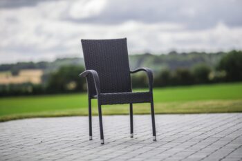 Balkónová či záhradná zostava ESSEN disponuje odolnou Artwoodovou doskou stola a hliníkovou konštrukciou ratanových kresiel. Použitie hliníkovej konštrukcie pre záhradný nábytok, ktorý potrebuje odolávať zvýšenej vlhkosti, je práve tou správnou voľbou. Hliníková konštrukcia je ľahká a nehrdzavie. Vďaka tomu s takouto konštrukciou budete bez starostí. Nohy sú vybavené adaptérmi pre väčšiu stabilitu. Údržba tohto materiálu je veľmi jednoduchá, čo ocení každý majiteľ. Navyše stôl je veľmi ľahký, čo uľahčí jeho prenášanie.V zostave sa nachádza:1 x Stôl RISTORANTE: Rozmery (š/v/h): 69 x 73 x 69 cm.2x kreslo ESSEN: Rozmery (v/š/h): 94 x 56 x 64 cm. Výška sedu 43 cm, šírka sedu 46 cm.Upozornenie: Nohy stola na hlavnom obrázku sú ilustračné, skutočné prevedenie nôh na ďalších obr.Diely zostavy je možné zakúpiť aj samostatne.Dodávame v demonte.