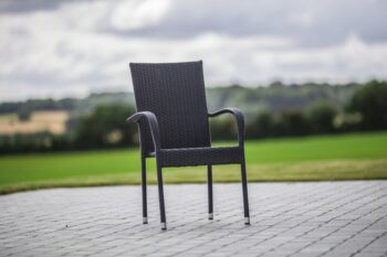 Hľadáte do svojej záhrady štýlový a moderný nábytok? Ponúkame Vám výnimočné záhradné kreslo ESSEN, ktoré sa stane ozdobou Vášho exteriéru. Vytvorí nielen štýlový dekoračný prvok, ktorý sa bude vynímať na každom mieste ale aj priestor pre chvíle oddychu a relaxu. Okrem pohodlia pri sedení ceníte aj opierky rúk. Navyše stolička je stohovateľná takže ju jednoducho uskladníte. Konštrukcia kresla ESSEN je vyrobené z kovu, farebné prevedenie umelého ratanu je antracit. Použitie hliníkovej konštrukcie pre záhradný nábytok, ktorý potrebuje odolávať zvýšenej vlhkosti, je práve tou správnou voľbou. Hliníková konštrukcia je ľahká a nehrdzavie. Vďaka tomu s takouto konštrukciou budete bez starostí.Rozmery (v/š/h): 94 x 56 x 57 cm. Výška sedu 43 cm, šírka sedu 46 cm.