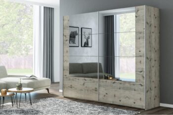 Moderná šatníková skriňa ESTONIA 250 poskytuje dostatok úložného priestoru v spojení s dizajnovým prevedením.Skriňa je vo farebnom prevedení dub Wellington.Na dvierkach sa nachádza veľké dizajnové zrkadlo.Dvere sú posuvné a sú postavené na veľmi kvalitných hliníkových koľajničkách.Skriňa disponuje veľkým úložným priestorom v podobe 3 šatníkových tyčí, dvoch zásuviek a množstve políc.Úchyty sú z kovu.Skriňa je vyrobená z laminovanej laminovanej drevotriesky s hrúbkou 16mm, nenáročnej na údržbu.Rozmery skrine: (š/v/h) 250 x 215 x 65 cm.Dodávame v demonte.