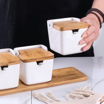 Predstavujeme vám elegantnú sadu koreničiek Etera, ktorá je ideálnym doplnkom do každej modernej kuchyne. Táto sada obsahuje tri kusy koreničiek, ktoré sú vyrobené z kvalitnej keramiky a dreva, čo zaručuje ich dlhú životnosť a odolnosť. Vďaka svojmu modernému vzhľadu…