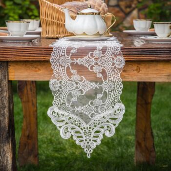 Elegantná krémová čipkovaná štóla – nadčasová dekorácia pre váš interiér Šírka: 26 cm | Dĺžka: 280 cm