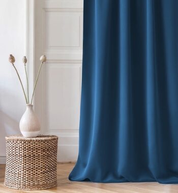 Elegantný modrý záves Aura so zavesením na strieborné kruhy 180 x 250 cm