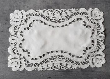 Elegantný obrus s ozdobnou výšivkou - biely Šírka: 30 cm | Dĺžka: 45 cm