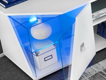 TV stolík ENGY má moderný a originálny vzhľad. Charakterisktickou črtou zostavy ENGY su presklenné rohy ktoré vyniknú o to viac s LED osvetlením.LED osvetlenie je súčastou televízneho stolíka.Farebné prevedenie biela / biely lesk.Televízny stolík má dve otvorené police, na ktorých môžete uložiť TV dekodér alebo DVD prehrávač.Do preskledných dvierok si možete uložiť spomienkové predmety poprípade oblubené dekorácie.TV skrinku môžete skombinovať s inými prvkami z kolekcie a vytvoriť tak modernú obývaciu izbu.Rozmery:šírka: 150 cm,výška: 48 cm,hĺbka: 50 cmDodávame v domente pričom montáž je veľmi jednoduchá.