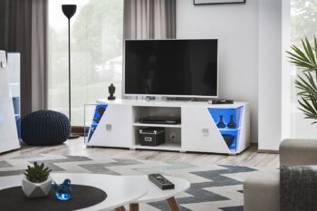 TV stolík ENGY má moderný a originálny vzhľad. Charakterisktickou črtou zostavy ENGY su presklenné rohy ktoré vyniknú o to viac s LED osvetlením.LED osvetlenie je súčastou televízneho stolíka.Farebné prevedenie biela / biely lesk.Televízny stolík má dve otvorené police, na ktorých môžete uložiť TV dekodér alebo DVD prehrávač.Do preskledných dvierok si možete uložiť spomienkové predmety poprípade oblubené dekorácie.TV skrinku môžete skombinovať s inými prvkami z kolekcie a vytvoriť tak modernú obývaciu izbu.Rozmery:šírka: 150 cm,výška: 48 cm,hĺbka: 50 cmDodávame v domente pričom montáž je veľmi jednoduchá.