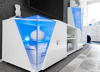 TV stolík ENGY má moderný a originálny vzhľad. Charakterisktickou črtou zostavy ENGY su presklenné rohy ktoré vyniknú o to viac s LED osvetlením.LED osvetlenie je súčastou televízneho stolíka.Farebné prevedenie biela / biely lesk.Televízny stolík má dve otvorené police, na ktorých môžete uložiť TV dekodér alebo DVD prehrávač.Do preskledných dvierok si možete uložiť spomienkové predmety poprípade oblubené dekorácie.TV skrinku môžete skombinovať s inými prvkami z kolekcie a vytvoriť tak modernú obývaciu izbu.Rozmery:šírka: 150 cm,výška: 48 cm,hĺbka: 50 cmDodávame v domente pričom montáž je veľmi jednoduchá.