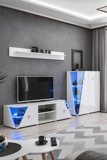 TV stolík ENGY má moderný a originálny vzhľad. Charakterisktickou črtou zostavy ENGY su presklenné rohy ktoré vyniknú o to viac s LED osvetlením.LED osvetlenie je súčastou televízneho stolíka.Farebné prevedenie biela / biely lesk.Televízny stolík má dve otvorené police, na ktorých môžete uložiť TV dekodér alebo DVD prehrávač.Do preskledných dvierok si možete uložiť spomienkové predmety poprípade oblubené dekorácie.TV skrinku môžete skombinovať s inými prvkami z kolekcie a vytvoriť tak modernú obývaciu izbu.Rozmery:šírka: 150 cm,výška: 48 cm,hĺbka: 50 cmDodávame v domente pričom montáž je veľmi jednoduchá.