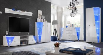 TV stolík ENGY má moderný a originálny vzhľad. Charakterisktickou črtou zostavy ENGY su presklenné rohy ktoré vyniknú o to viac s LED osvetlením.LED osvetlenie je súčastou televízneho stolíka.Farebné prevedenie biela / biely lesk.Televízny stolík má dve otvorené police, na ktorých môžete uložiť TV dekodér alebo DVD prehrávač.Do preskledných dvierok si možete uložiť spomienkové predmety poprípade oblubené dekorácie.TV skrinku môžete skombinovať s inými prvkami z kolekcie a vytvoriť tak modernú obývaciu izbu.Rozmery:šírka: 150 cm,výška: 48 cm,hĺbka: 50 cmDodávame v domente pričom montáž je veľmi jednoduchá.