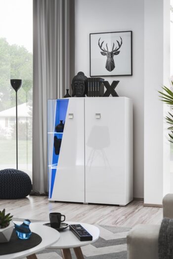 Engy moderná obývacia zostava je dokonalá pre priestrannú obývaciu izbu, ktorá potrebuje moderný nábytok.Charakteristickou črtou kolekcie ENGY  je rohové zasklenie nábytku. Vďaka nemu získa nábytok zaujímavý 3D efekt. Okrem toho budú prvky za sklenenou prednou časťou zvýraznené LED osvetlením. LED osvetlenie je súčastou.Nábytok do obývacej izby pozostáva z 4 prvkov.-TV skrinka, ktorá má dve skrinky s rohovým zasklením a dve otvorené police, na ktoré môžete umiestniť dekodér TV a DVD prehrávač.-vysoká vitrínka s rohovým zasklením-závesna polica-nízka vitrína s rohovým zasklenímRozmery prvkov nástennej jednotky:Televízna skrinka s osvetlením:šírka: 150 cm, výška: 48 cm, hĺbka: 50 cm,Vysoká skrinka:šírka: 70 cm, výška: 200 cm, hĺbka: 40 cm,Závesna polička:šírka: 150 cm, výška: 20 cm, hĺbka: 20 cm,Vitrína nízka:šírka: 90 cm, výška: 120 cm, hĺbka: 40 cmDodávame v demonte pričom montáž je veľmi jednoduchá. 