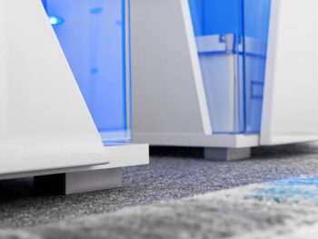 Engy moderná obývacia zostava je dokonalá pre priestrannú obývaciu izbu, ktorá potrebuje moderný nábytok.Charakteristickou črtou kolekcie ENGY  je rohové zasklenie nábytku. Vďaka nemu získa nábytok zaujímavý 3D efekt. Okrem toho budú prvky za sklenenou prednou časťou zvýraznené LED osvetlením. LED osvetlenie je súčastou.Nábytok do obývacej izby pozostáva z 4 prvkov.-TV skrinka, ktorá má dve skrinky s rohovým zasklením a dve otvorené police, na ktoré môžete umiestniť dekodér TV a DVD prehrávač.-vysoká vitrínka s rohovým zasklením-závesna polica-nízka vitrína s rohovým zasklenímRozmery prvkov nástennej jednotky:Televízna skrinka s osvetlením:šírka: 150 cm, výška: 48 cm, hĺbka: 50 cm,Vysoká skrinka:šírka: 70 cm, výška: 200 cm, hĺbka: 40 cm,Závesna polička:šírka: 150 cm, výška: 20 cm, hĺbka: 20 cm,Vitrína nízka:šírka: 90 cm, výška: 120 cm, hĺbka: 40 cmDodávame v demonte pričom montáž je veľmi jednoduchá. 