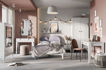 FALIN je elegantný a módny nábytok. Charakteristickým znakom kolekcie je nadčasový biely dekor, dizajnové štíhle nohy a oblé rukoväte čiernej farby. Celok vytvára univerzálnu kombináciu, ktorá je vhodná nie len ako detská izba, ale zaujme aj dospelých, ktorí si chcú zariadiť jednolôžkovú spálňu.Zostava obsahuje:šatníkovú skriňu (š,v,h): 92x202x51písací stôl (š,v,h): 108x80x55posteľ 120x200 (š,v,h): 126x102x208nočný stolík (š,v,h): 46x45x40Nábytok disponuje hranami ABS, vyrobený je z kvalitnej LTD dosky. K posteli doporučujeme dokúpiť matrac 120x200.Farebné prevedenie alpská biela.Dodávame v demonte.
