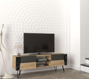Objavte FANTOM, TV stolík, ktorý elegantne kombinuje svetlo hnedú farbu s akcentmi mramoru a antracitu. Tento moderný kus nábytku nie je len praktický, ale aj esteticky príťažlivý, ideálny na oživenie každej obývačky.Podrobnosti o produkteTyp tovaru: TV stolíkMateriál: Vysoko kvalitné LTD s hrúbkou materiálu 18 mm, čo zaručuje odolnosť a dlhú životnosť.Rozmery: 150 x 52 x 36.8 cm, perfektné pre umiestnenie vašej televízie a ďalšieho multimediálneho vybavenia.Farba: Kombinácia svetlo hnedej, mramoru a antracitu dodáva tomuto stolíku unikátny a sofistikovaný vzhľad.Vybavenie: Dve skrinky spolu s regálkom poskytujú dostatok priestoru na úschovu multimediálnych zariadení, kníh, alebo dekorácií.Počet dverí, dvierok: Dve dvere, ktoré ponúkajú praktický a esteticky príjemný spôsob, ako skryť a organizovať vaše veci.Dodatočné informácie: Produkt je dodávaný v demontovanom stave, čo uľahčuje transport a montáž.TV stolík FANTOM je dokonalým riešením pre tých, ktorí hľadajú funkčnosť spojenú s moderným dizajnom. Jeho rozmanité textúry a farby prináša do vášho interiéru dynamiku a štýl, zatiaľ čo jeho robustná konštrukcia zaisťuje, že bude slúžiť po mnoho rokov.