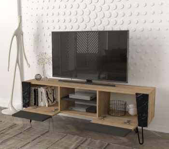 Objavte FANTOM, TV stolík, ktorý elegantne kombinuje svetlo hnedú farbu s akcentmi mramoru a antracitu. Tento moderný kus nábytku nie je len praktický, ale aj esteticky príťažlivý, ideálny na oživenie každej obývačky.Podrobnosti o produkteTyp tovaru: TV stolíkMateriál: Vysoko kvalitné LTD s hrúbkou materiálu 18 mm, čo zaručuje odolnosť a dlhú životnosť.Rozmery: 150 x 52 x 36.8 cm, perfektné pre umiestnenie vašej televízie a ďalšieho multimediálneho vybavenia.Farba: Kombinácia svetlo hnedej, mramoru a antracitu dodáva tomuto stolíku unikátny a sofistikovaný vzhľad.Vybavenie: Dve skrinky spolu s regálkom poskytujú dostatok priestoru na úschovu multimediálnych zariadení, kníh, alebo dekorácií.Počet dverí, dvierok: Dve dvere, ktoré ponúkajú praktický a esteticky príjemný spôsob, ako skryť a organizovať vaše veci.Dodatočné informácie: Produkt je dodávaný v demontovanom stave, čo uľahčuje transport a montáž.TV stolík FANTOM je dokonalým riešením pre tých, ktorí hľadajú funkčnosť spojenú s moderným dizajnom. Jeho rozmanité textúry a farby prináša do vášho interiéru dynamiku a štýl, zatiaľ čo jeho robustná konštrukcia zaisťuje, že bude slúžiť po mnoho rokov.