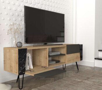 Objavte FANTOM, TV stolík, ktorý elegantne kombinuje svetlo hnedú farbu s akcentmi mramoru a antracitu. Tento moderný kus nábytku nie je len praktický, ale aj esteticky príťažlivý, ideálny na oživenie každej obývačky.Podrobnosti o produkteTyp tovaru: TV stolíkMateriál: Vysoko kvalitné LTD s hrúbkou materiálu 18 mm, čo zaručuje odolnosť a dlhú životnosť.Rozmery: 150 x 52 x 36.8 cm, perfektné pre umiestnenie vašej televízie a ďalšieho multimediálneho vybavenia.Farba: Kombinácia svetlo hnedej, mramoru a antracitu dodáva tomuto stolíku unikátny a sofistikovaný vzhľad.Vybavenie: Dve skrinky spolu s regálkom poskytujú dostatok priestoru na úschovu multimediálnych zariadení, kníh, alebo dekorácií.Počet dverí, dvierok: Dve dvere, ktoré ponúkajú praktický a esteticky príjemný spôsob, ako skryť a organizovať vaše veci.Dodatočné informácie: Produkt je dodávaný v demontovanom stave, čo uľahčuje transport a montáž.TV stolík FANTOM je dokonalým riešením pre tých, ktorí hľadajú funkčnosť spojenú s moderným dizajnom. Jeho rozmanité textúry a farby prináša do vášho interiéru dynamiku a štýl, zatiaľ čo jeho robustná konštrukcia zaisťuje, že bude slúžiť po mnoho rokov.