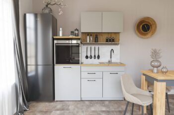 Rozkladacia kuchynská linka s drezom FEEL 160 – dokonalé riešenie pre vašu kuchyňu!Hľadáte štýlovú a funkčnú kuchynskú linku? Kuchynská linka s drezom FEEL 160 je ideálnou voľbou pre každú modernú kuchyňu!Rozmery: šírka 160 cm, výška 158 cm, hĺbka 58 cmSúčasti:Závesná skrinka s jednou policou a odkvapkávačom na riadSkrinka s drezom na pohodlné umývanie riaduMultifunkčná skrinka s výsuvným stolom, ktorú je možné využiť na mikrovlnku alebo rúruFarebné varianty: Chinchila grey / dub ArtisanKuchynská linka FEEL 160 kombinuje moderný dizajn s praktickým usporiadaním. Jej závesná skrinka s odkvapkávačom umožňuje efektívne sušenie riadu, zatiaľ čo skrinka s drezom poskytuje všetko potrebné na umývanie. Multifunkčná skrinka ponúka priestor na mikrovlnku alebo rúru, čo pridáva ďalšiu úroveň praktickosti a pohodlia. Pre väčšie pohodlie a štýl je súčasťou LED podsvietenia.Jednou z hlavných predností je, že ju ľahko vďaka kolieskam pri vysúvacom stole zložíte a rozložíte a preto je úplne ideálna do malého bytu.Linka je dodávaná v demontovanom stave pre ľahký prevoz a rýchlu montáž. Rozkladacia kuchynská linka s drezom FEEL 160 je perfektnou voľbou pre každého, kto hľadá štýlovú a funkčnú kuchynskú linku.Mikrovlnka ani rúra nie sú súčasťou. Pracovná doska vo farbe dub Artisan je v cene.Vyberte si kuchynskú linku s drezom FEEL 160 a prineste do svojej kuchyne kombináciu štýlu a praktickosti!V ponuke je aj variant bez drezu!