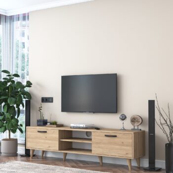 TV stolík FIERA – elegantný a funkčný doplnok pre vašu obývaciu izbuTV stolík FIERA je štýlovým riešením pre modernú obývaciu izbu. Jeho čistý dizajn v dekore orecha prináša do priestoru eleganciu, zatiaľ čo praktické usporiadanie s dvierkami a regálkom zaisťuje dostatok úložného priestoru.Hlavné vlastnosti TV stolíka FIERA:Materiál: melamín a VT laminát – odolný a ľahko udržiavateľný povrch.Rozmery: 48,3 x 180 x 35 cm – priestranný dizajn pre umiestnenie televízie aj ďalšieho vybavenia.Farba: elegantný orech, ktorý sa hodí do moderných aj tradičných interiérov.Vybavenie:2 plné dvierka pre skryté úložisko.Praktický regál pre multimediálne zariadenia alebo dekorácie.Hrúbka materiálu: 18 mm – pevná a stabilná konštrukcia.Možnosť pripevnenia k stene pre vyššiu bezpečnosť a stabilitu.Dodávame v demontovanom stave s prehľadným montážnym návodom.TV stolík FIERA je navrhnutý tak, aby nielen poskytoval praktický úložný priestor, ale tiež sa stal elegantným doplnkom vašej obývačky. Ponúka perfektnú kombináciu funkčnosti a štýlu.Dodajte svojej obývačke štýl s TV stolíkom FIERA – dokonalá kombinácia elegancie a praktickosti!