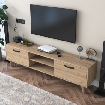 TV stolík FIERA – elegantný a funkčný doplnok pre vašu obývaciu izbuTV stolík FIERA je štýlovým riešením pre modernú obývaciu izbu. Jeho čistý dizajn v dekore orecha prináša do priestoru eleganciu, zatiaľ čo praktické usporiadanie s dvierkami a regálkom zaisťuje dostatok úložného priestoru.Hlavné vlastnosti TV stolíka FIERA:Materiál: melamín a VT laminát – odolný a ľahko udržiavateľný povrch.Rozmery: 48,3 x 180 x 35 cm – priestranný dizajn pre umiestnenie televízie aj ďalšieho vybavenia.Farba: elegantný orech, ktorý sa hodí do moderných aj tradičných interiérov.Vybavenie:2 plné dvierka pre skryté úložisko.Praktický regál pre multimediálne zariadenia alebo dekorácie.Hrúbka materiálu: 18 mm – pevná a stabilná konštrukcia.Možnosť pripevnenia k stene pre vyššiu bezpečnosť a stabilitu.Dodávame v demontovanom stave s prehľadným montážnym návodom.TV stolík FIERA je navrhnutý tak, aby nielen poskytoval praktický úložný priestor, ale tiež sa stal elegantným doplnkom vašej obývačky. Ponúka perfektnú kombináciu funkčnosti a štýlu.Dodajte svojej obývačke štýl s TV stolíkom FIERA – dokonalá kombinácia elegancie a praktickosti!