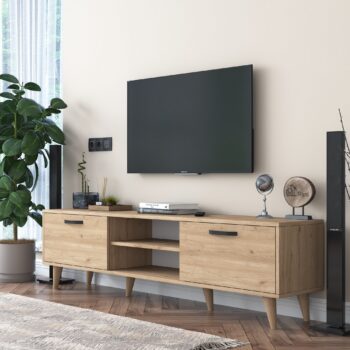 TV stolík FIERA – elegantný a funkčný doplnok pre vašu obývaciu izbuTV stolík FIERA je štýlovým riešením pre modernú obývaciu izbu. Jeho čistý dizajn v dekore orecha prináša do priestoru eleganciu, zatiaľ čo praktické usporiadanie s dvierkami a regálkom zaisťuje dostatok úložného priestoru.Hlavné vlastnosti TV stolíka FIERA:Materiál: melamín a VT laminát – odolný a ľahko udržiavateľný povrch.Rozmery: 48,3 x 180 x 35 cm – priestranný dizajn pre umiestnenie televízie aj ďalšieho vybavenia.Farba: elegantný orech, ktorý sa hodí do moderných aj tradičných interiérov.Vybavenie:2 plné dvierka pre skryté úložisko.Praktický regál pre multimediálne zariadenia alebo dekorácie.Hrúbka materiálu: 18 mm – pevná a stabilná konštrukcia.Možnosť pripevnenia k stene pre vyššiu bezpečnosť a stabilitu.Dodávame v demontovanom stave s prehľadným montážnym návodom.TV stolík FIERA je navrhnutý tak, aby nielen poskytoval praktický úložný priestor, ale tiež sa stal elegantným doplnkom vašej obývačky. Ponúka perfektnú kombináciu funkčnosti a štýlu.Dodajte svojej obývačke štýl s TV stolíkom FIERA – dokonalá kombinácia elegancie a praktickosti!