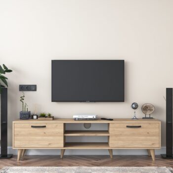 TV stolík FIERA – elegantný a funkčný doplnok pre vašu obývaciu izbuTV stolík FIERA je štýlovým riešením pre modernú obývaciu izbu. Jeho čistý dizajn v dekore orecha prináša do priestoru eleganciu, zatiaľ čo praktické usporiadanie s dvierkami a regálkom zaisťuje dostatok úložného priestoru.Hlavné vlastnosti TV stolíka FIERA:Materiál: melamín a VT laminát – odolný a ľahko udržiavateľný povrch.Rozmery: 48,3 x 180 x 35 cm – priestranný dizajn pre umiestnenie televízie aj ďalšieho vybavenia.Farba: elegantný orech, ktorý sa hodí do moderných aj tradičných interiérov.Vybavenie:2 plné dvierka pre skryté úložisko.Praktický regál pre multimediálne zariadenia alebo dekorácie.Hrúbka materiálu: 18 mm – pevná a stabilná konštrukcia.Možnosť pripevnenia k stene pre vyššiu bezpečnosť a stabilitu.Dodávame v demontovanom stave s prehľadným montážnym návodom.TV stolík FIERA je navrhnutý tak, aby nielen poskytoval praktický úložný priestor, ale tiež sa stal elegantným doplnkom vašej obývačky. Ponúka perfektnú kombináciu funkčnosti a štýlu.Dodajte svojej obývačke štýl s TV stolíkom FIERA – dokonalá kombinácia elegancie a praktickosti!