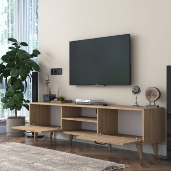 TV stolík FIERA – elegantný a funkčný doplnok pre vašu obývaciu izbuTV stolík FIERA je štýlovým riešením pre modernú obývaciu izbu. Jeho čistý dizajn v dekore orecha prináša do priestoru eleganciu, zatiaľ čo praktické usporiadanie s dvierkami a regálkom zaisťuje dostatok úložného priestoru.Hlavné vlastnosti TV stolíka FIERA:Materiál: melamín a VT laminát – odolný a ľahko udržiavateľný povrch.Rozmery: 48,3 x 180 x 35 cm – priestranný dizajn pre umiestnenie televízie aj ďalšieho vybavenia.Farba: elegantný orech, ktorý sa hodí do moderných aj tradičných interiérov.Vybavenie:2 plné dvierka pre skryté úložisko.Praktický regál pre multimediálne zariadenia alebo dekorácie.Hrúbka materiálu: 18 mm – pevná a stabilná konštrukcia.Možnosť pripevnenia k stene pre vyššiu bezpečnosť a stabilitu.Dodávame v demontovanom stave s prehľadným montážnym návodom.TV stolík FIERA je navrhnutý tak, aby nielen poskytoval praktický úložný priestor, ale tiež sa stal elegantným doplnkom vašej obývačky. Ponúka perfektnú kombináciu funkčnosti a štýlu.Dodajte svojej obývačke štýl s TV stolíkom FIERA – dokonalá kombinácia elegancie a praktickosti!