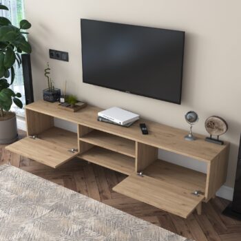 TV stolík FIERA – elegantný a funkčný doplnok pre vašu obývaciu izbuTV stolík FIERA je štýlovým riešením pre modernú obývaciu izbu. Jeho čistý dizajn v dekore orecha prináša do priestoru eleganciu, zatiaľ čo praktické usporiadanie s dvierkami a regálkom zaisťuje dostatok úložného priestoru.Hlavné vlastnosti TV stolíka FIERA:Materiál: melamín a VT laminát – odolný a ľahko udržiavateľný povrch.Rozmery: 48,3 x 180 x 35 cm – priestranný dizajn pre umiestnenie televízie aj ďalšieho vybavenia.Farba: elegantný orech, ktorý sa hodí do moderných aj tradičných interiérov.Vybavenie:2 plné dvierka pre skryté úložisko.Praktický regál pre multimediálne zariadenia alebo dekorácie.Hrúbka materiálu: 18 mm – pevná a stabilná konštrukcia.Možnosť pripevnenia k stene pre vyššiu bezpečnosť a stabilitu.Dodávame v demontovanom stave s prehľadným montážnym návodom.TV stolík FIERA je navrhnutý tak, aby nielen poskytoval praktický úložný priestor, ale tiež sa stal elegantným doplnkom vašej obývačky. Ponúka perfektnú kombináciu funkčnosti a štýlu.Dodajte svojej obývačke štýl s TV stolíkom FIERA – dokonalá kombinácia elegancie a praktickosti!