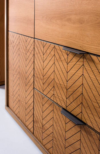 Sektor FINEST je v štýle modernej elegancie. Stane sa vynikajúcim výberom do vašej obývačky, jedálne či spálne. Charakteristickým znakom nábytku je jeho štýlové a elegantné zdobenie na prednej časti.Tento nočný stolíklje vyrobený z kvalitných LTD dosiek. Sú nenáročné na údržbu. Hrany sú chránené ABS hranou. Zadná časť nábytku je z HDF dosky.Farebné prevedenie: dub karamel. 47 x  53 x 40,6 cm.Rozmery:šírka: 47 cmvýška: 53 cmhĺbka: 40,6 cmDodávame v demontovanom stave.